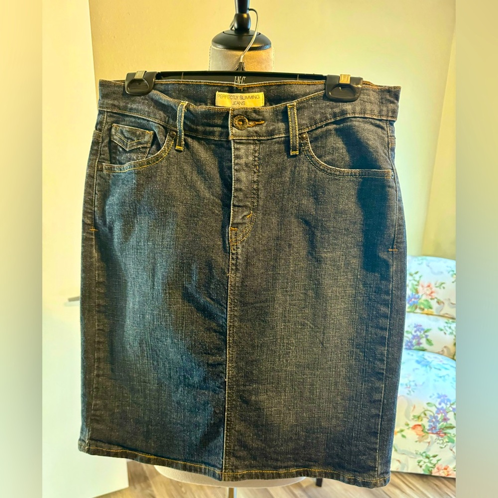 Worn once! Size 10 Levi’s denim skirt